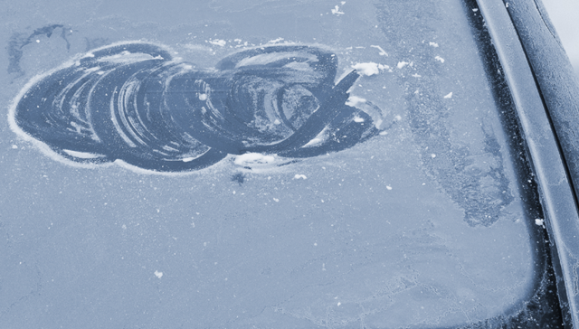 Vervelende ijslaag op je autoruit? Waarom kokend water geen goed idee is én ontdek de beste tips om je ruit veilig te ontdooien!